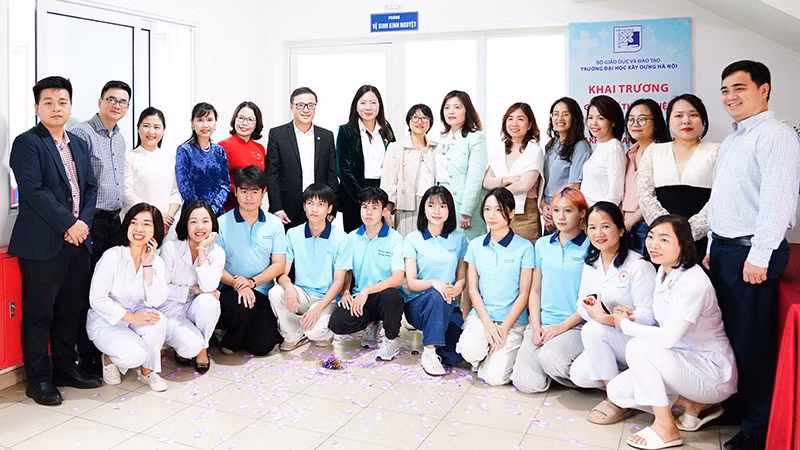 Khai trương góc y tế thân thiện với sinh viên tại Trường đại học Xây dựng Hà Nội. (Ảnh Plan International Việt Nam)