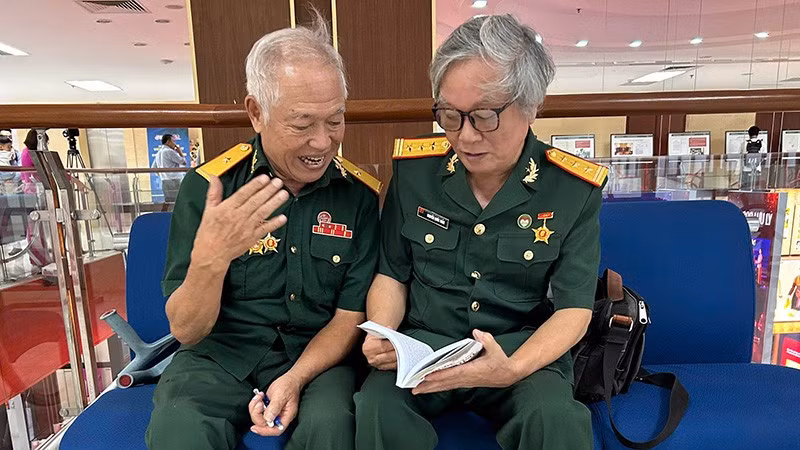 Thương binh Đặng Sỹ Ngọc (bên trái). 