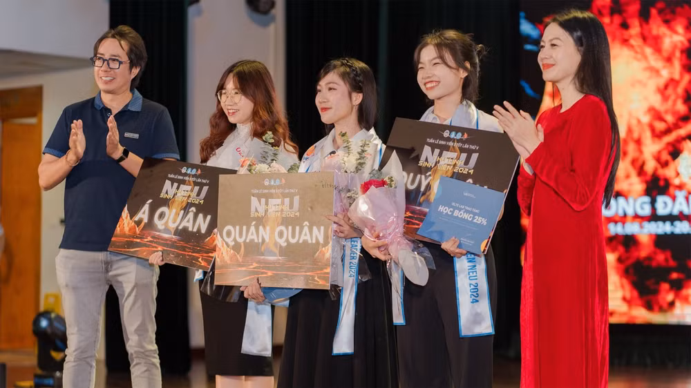 Trao giải cho các cá nhân có thành tích xuất sắc trong cuộc thi “Thủ lĩnh sinh viên NEU 2026” mùa trước.