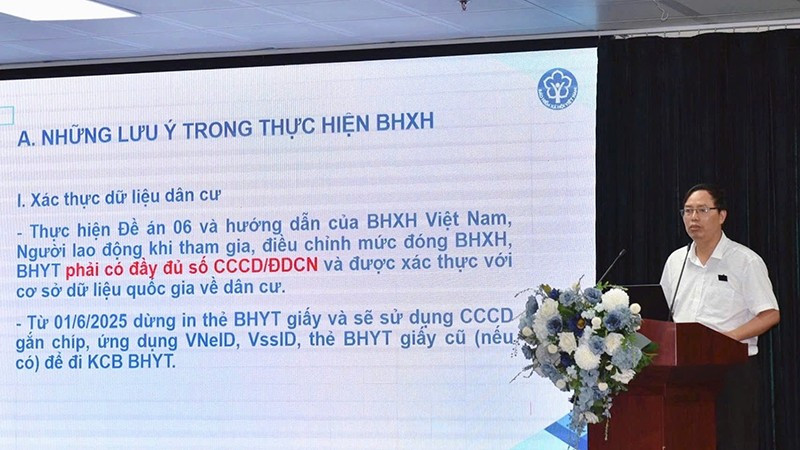 Cán bộ của Bảo hiểm xã hội khu vực I giới thiệu về Luật Bảo hiểm xã hội năm 2024. (Ảnh: HSS)