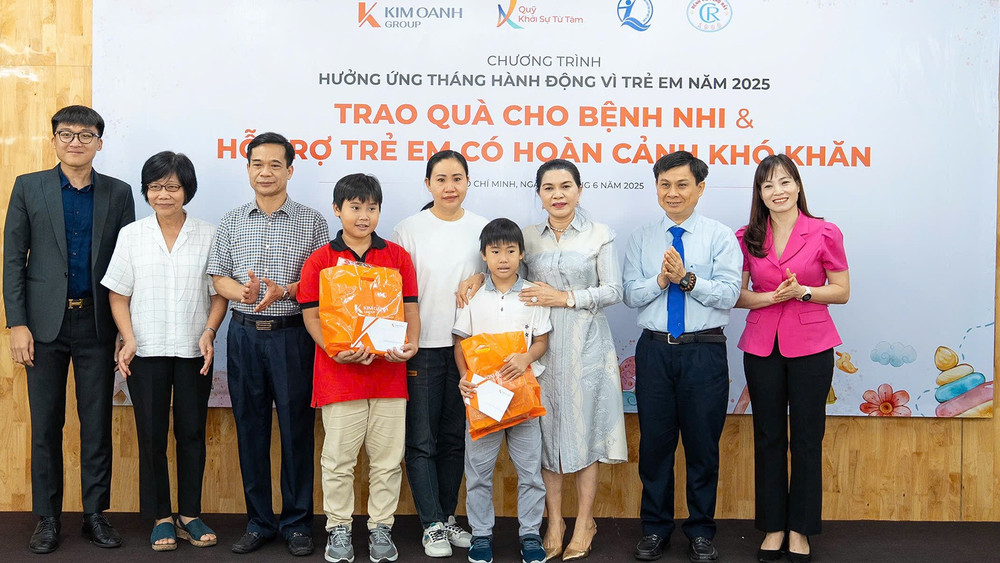 Lãnh đạo Quỹ Bảo trợ trẻ em Việt Nam, Cục Bà mẹ và Trẻ em, Quỹ Khởi sự từ tâm trao quà cho gia đình trẻ em có người thân hiến tạng. (Ảnh NFVC) trao-ho-tro-benh-nhi-hien-tang.jpg