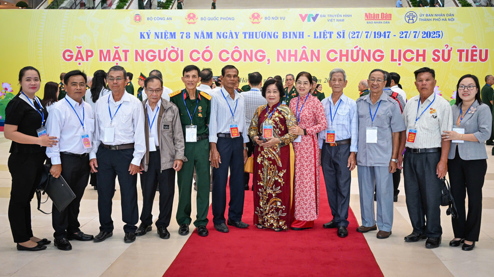 dai-bieu-nguoi-co-cong-chup-anh-luu-niem-5646.jpg