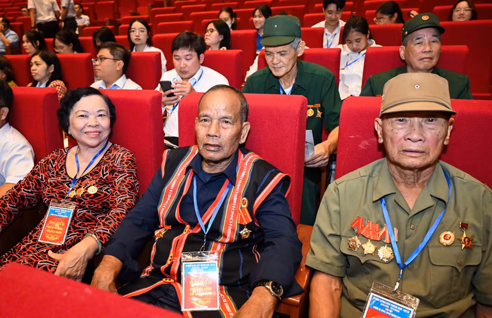 Các đại biểu dự Gặp mặt người có công và nhân chứng lịch sử năm 2025 nhân dịp kỷ niệm 78 năm Ngày Thương binh-Liệt sĩ. (Ảnh THÀNH ĐẠT)