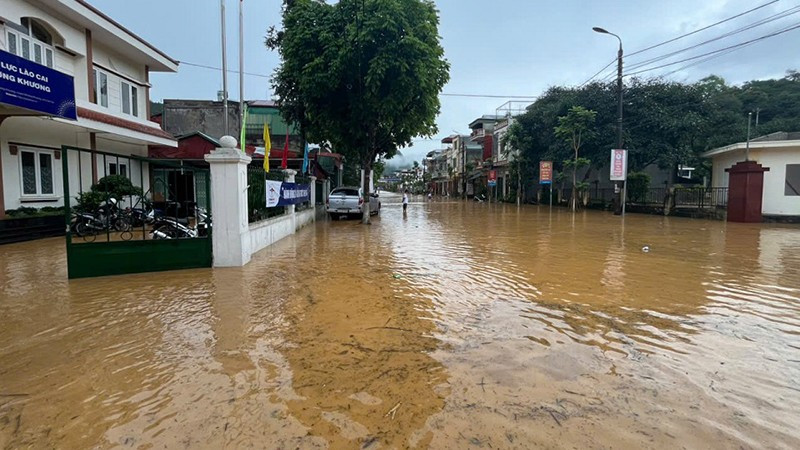 Đường Giải Phóng 11-11 và trụ sở Điện lực Mường Khương bị ngập trong nước lũ.