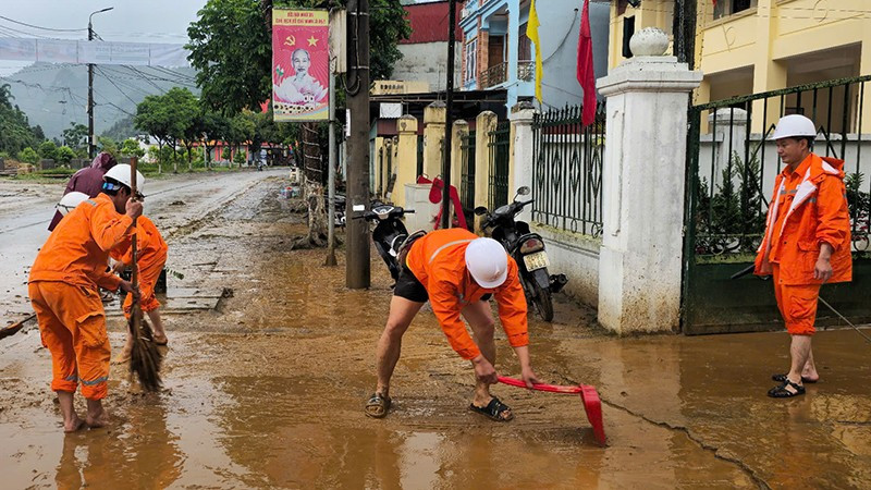 Cán bộ-công nhân viên Điện lực Mường Khương tập trung dọn vệ sinh sau mưa lũ. dien-luc-muong-khuong-lao-cai.jpg