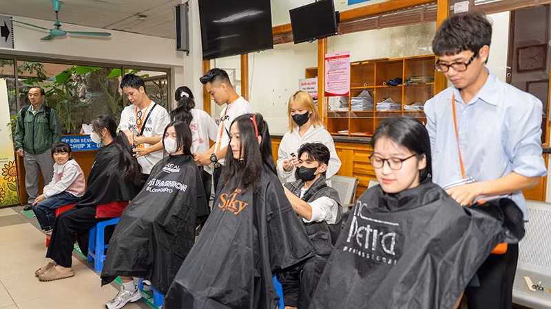 Tham gia hiến tóc tại Ngày hội. (Ảnh: BTC)
