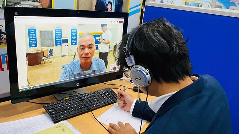 Một phiên giao dịch việc làm trực tuyến tại Trung tâm Dịch vụ việc làm Hà Nội. (Ảnh HCES)