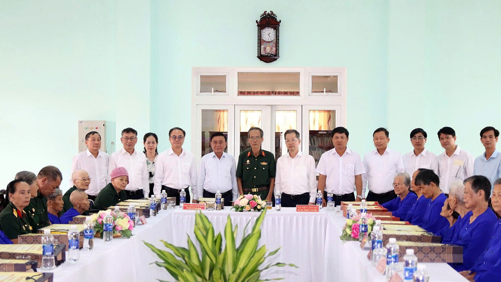 Thường trực Ban Bí thư Trần Cẩm Tú cùng Đoàn công tác Trung ương và lãnh đạo thành phố Đà Nẵng thăm Trung tâm Phụng dưỡng người có công cách mạng thành phố Đà Nẵng - Cơ sở 2.