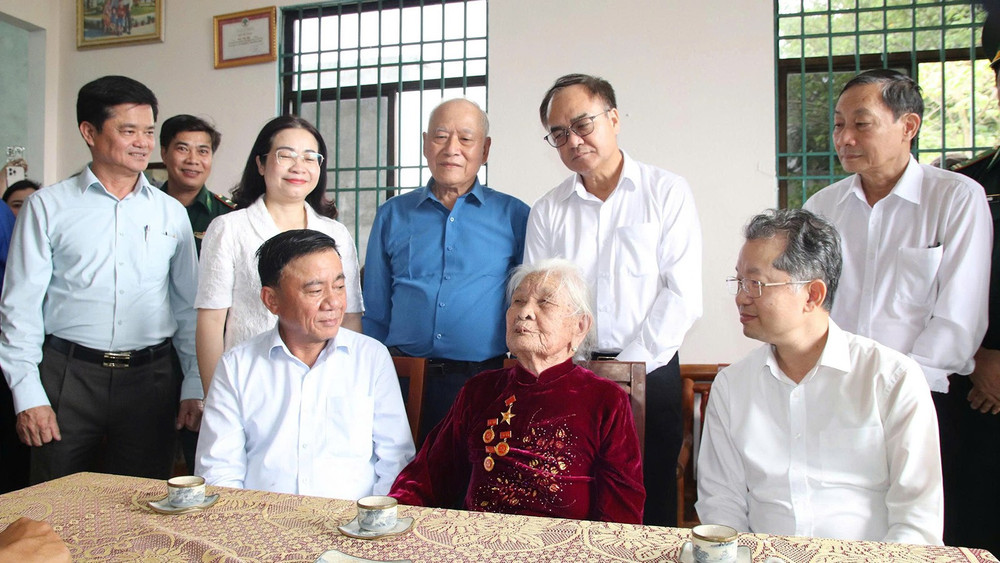 Thường trực Ban Bí thư Trần Cẩm Tú đã đến thăm, tặng quà Mẹ Việt Nam Anh hùng Mai Thị Sây. dong-chi-tran-cam-tu-2.jpg