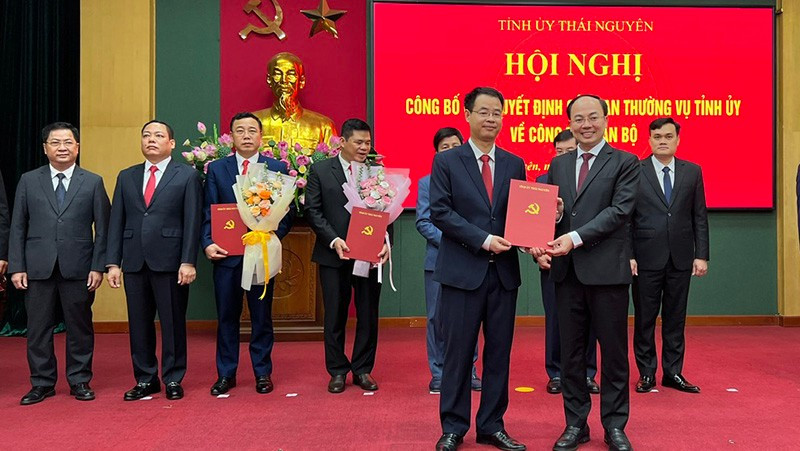 Đồng chí Vũ Việt Dũng (bên trái) nhận quyết định chỉ định giữ chức vụ Bí thư xã Sảng Mộc. (Ảnh: TUẤN SƠN).