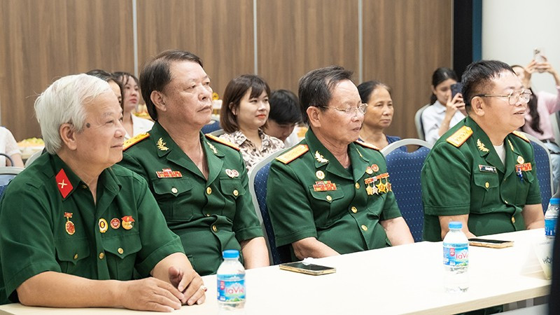 Đại biểu cựu chiến binh tại lễ trao giải video xuất sắc của đợt sơ kết giai đoạn 1 Hồ sơ Gene 304. cuu-chien-binh-chia-se-tai-chuong-trinh-10.jpg