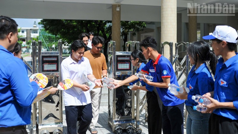 Tình nguyện viên tham gia tiếp sức mùa thi tại điểm thi trường THPT Phan Châu Trinh.