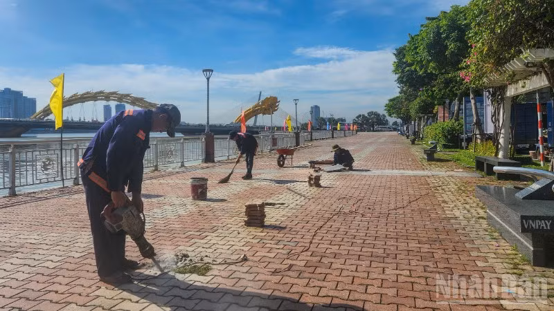 Ghi nhận sáng 22/9, nhà thầu quản lý đã sửa chữa một số hư hỏng trên tuyến vỉa hè đường Bạch Đằng.