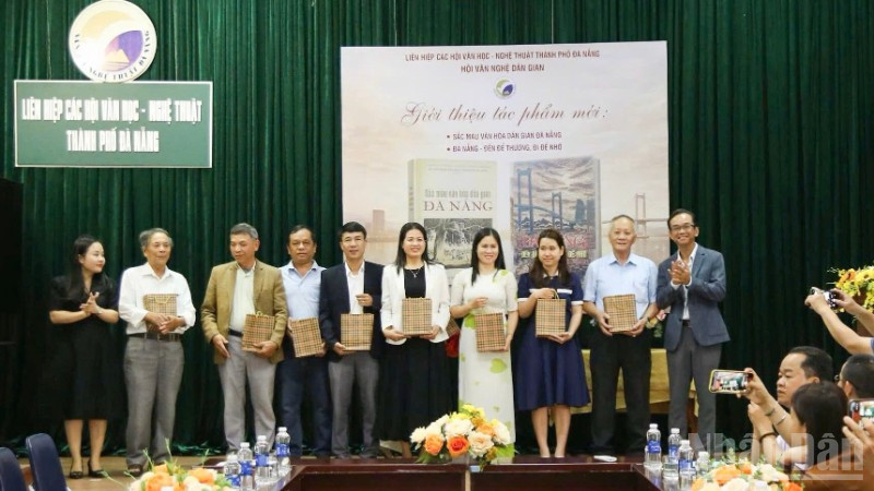 Trao tặng ấn phẩm đến các đại biểu tại lễ ra mắt.