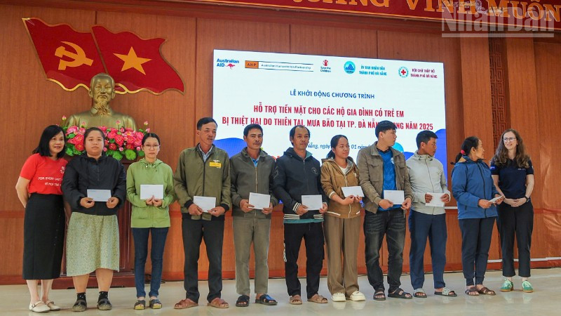 Đại diện các tổ chức trao tiền hỗ trợ cho các hộ gia đình có trẻ em trên địa bàn xã Duy Nghĩa chịu ảnh hưởng nặng nề bởi thiên tai trong năm 2025.