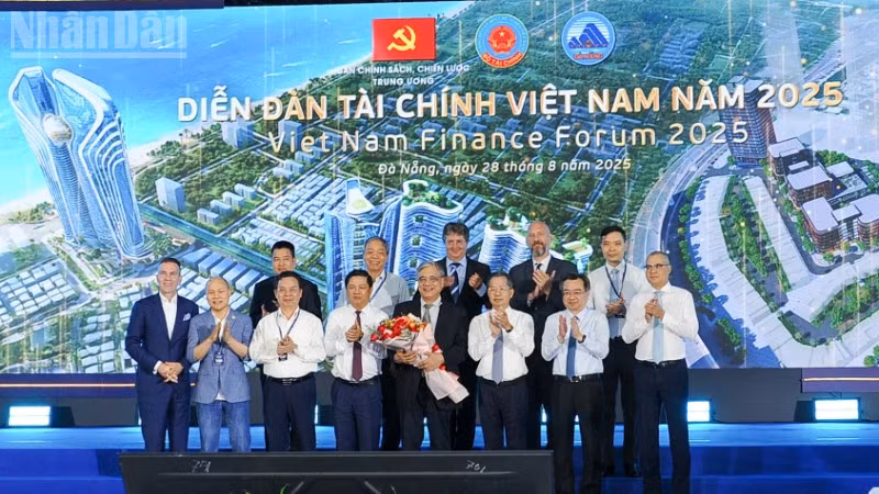 Lễ ra mắt Hội đồng tư vấn Trung tâm tài chính quốc tế Việt Nam tại Đà Nẵng.