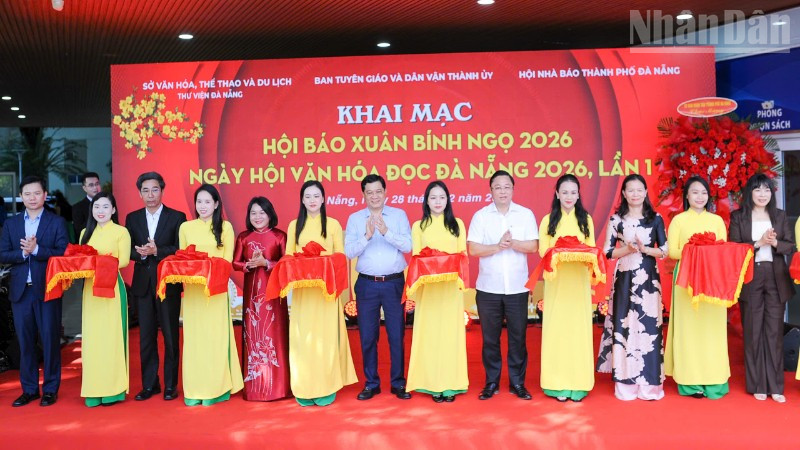 Các đại biểu thực hiện nghi thức cắt băng khai mạc.