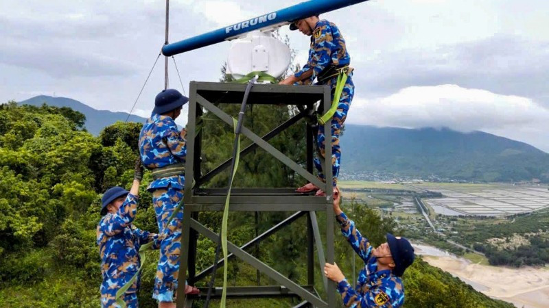 Cán bộ, chiến sĩ Trạm ra-đa 535 (tỉnh Quảng Trị) gia cố các trang bị.