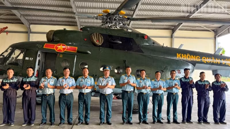 Đại tá Đoàn Thế Sơn - Phó Sư đoàn trưởng Quân huấn Sư đoàn Không quân 372 chụp ảnh lưu niệm cùng lực lượng tham gia bay A80.