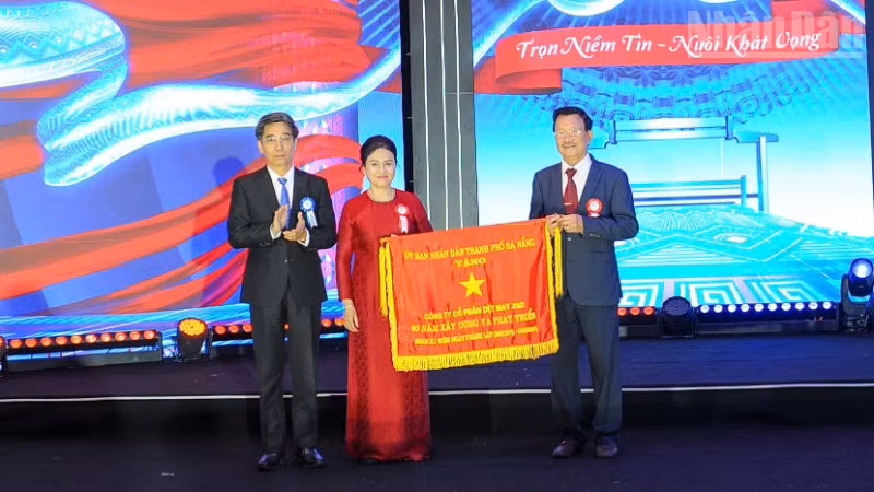 Lãnh đạo Ủy ban nhân dân thành phố trao cờ thi đua tặng Công ty Cổ phần Dệt may 29/3.