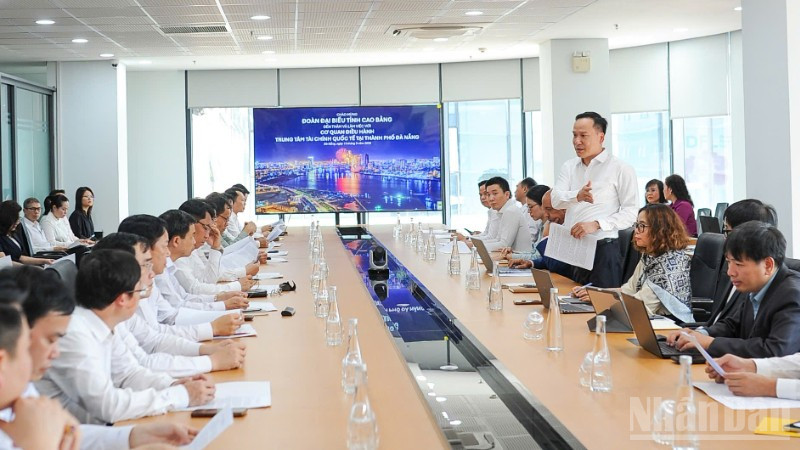 Quang cảnh buổi làm việc của Đoàn đại biểu tỉnh Cao Bằng với Cơ quan điều hành Trung tâm tài chính quốc tế Việt Nam tại thành phố Đà Nẵng.