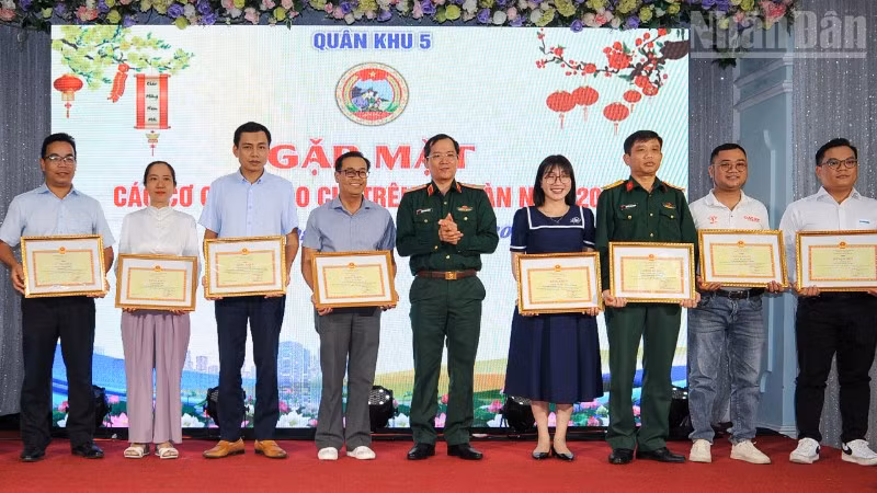 Bộ Tư lệnh Quân khu 5 trao tặng Bằng khen cho các cá nhân, tập thể đã có thành tích xuất sắc trong công tác phối hợp tuyên truyền.