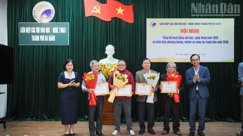Lãnh đạo Liên hiệp các Hội Văn học-Nghệ thuật thành phố Đà Nẵng trao tặng Giấy khen cho các tập thể, cá nhân.