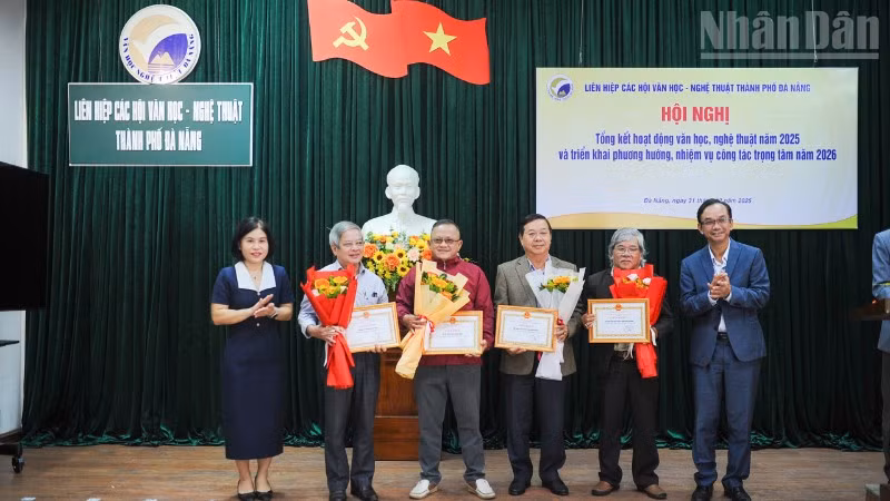 Lãnh đạo Liên hiệp các Hội Văn học-Nghệ thuật thành phố Đà Nẵng trao tặng Giấy khen cho các tập thể, cá nhân.
