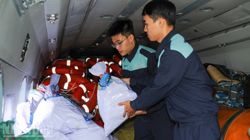 Cán bộ, chiến sĩ Sư đoàn Không quân 372 hiệp đồng chặt chẽ nhanh chóng vận chuyển hàng hóa cứu trợ lên trực thăng.