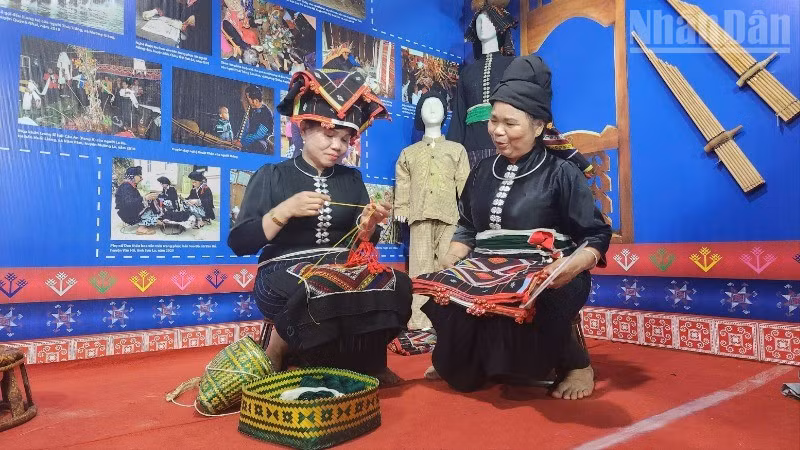 Không gian giao lưu văn hóa tại Chương trình nghệ thuật “Sắc màu Sơn La”.