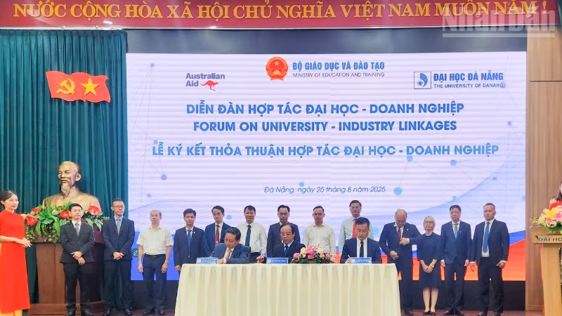 Lễ ký kết hợp tác giữa các đại học/trường đại học và các tập đoàn, doanh nghiệp.