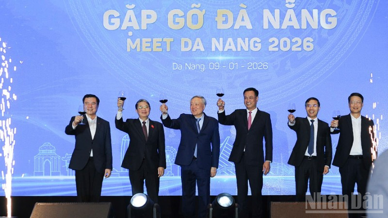 Các đồng chí lãnh đạo khai mạc sự kiện.