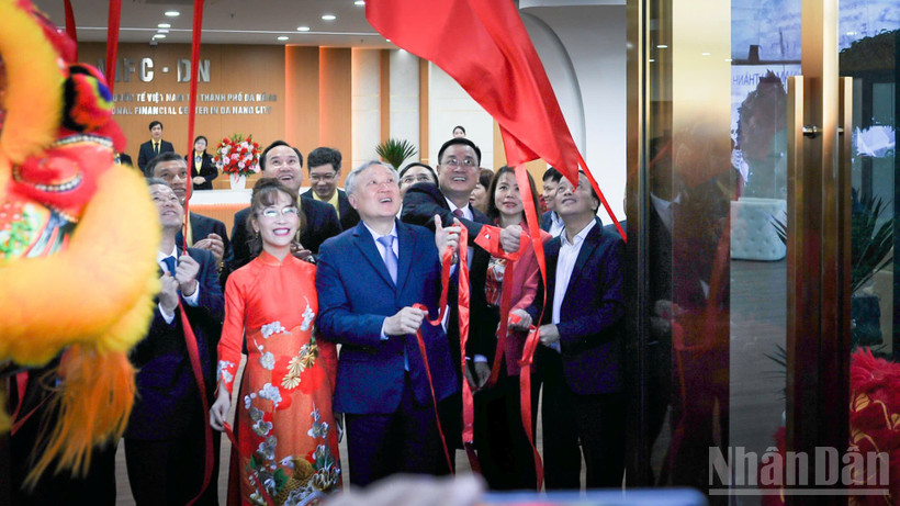 Các đồng chí lãnh đạo cùng các vị đại biểu thực hiện nghi thức khai trương Cơ quan điều hành Trung tâm tài chính quốc tế Việt Nam tại thành phố Đà Nẵng.