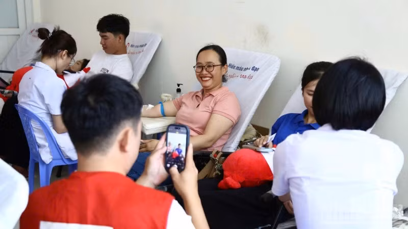 Tình nguyện viên tham gia hiến máu tình nguyện với tinh thần sẻ chia vì cộng đồng.