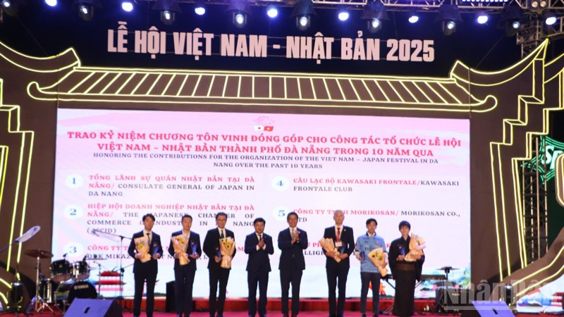 Chủ tịch Ủy ban nhân dân thành phố Đà Nẵng Lương Nguyễn Minh Triết và Đại sứ Ito Naoki trao kỷ niệm chương cho các cá nhân, tổ chức.