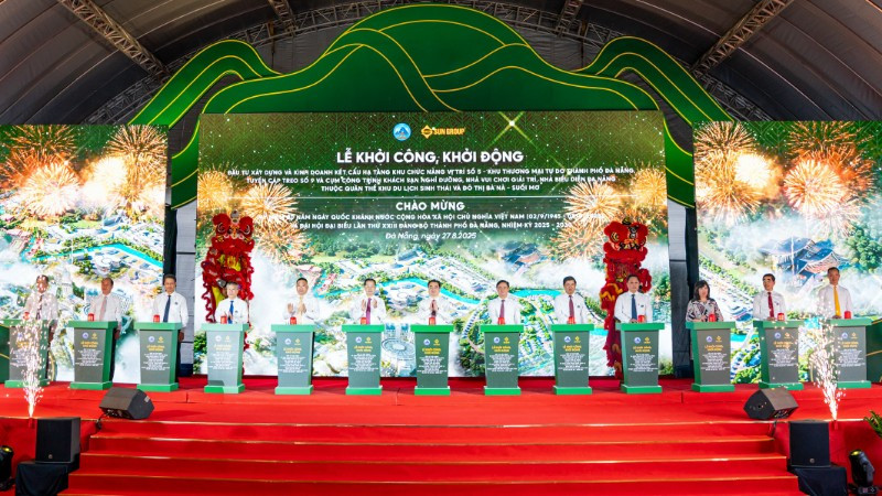 Các đại biểu thực hiện nghi thức khởi công dự án.