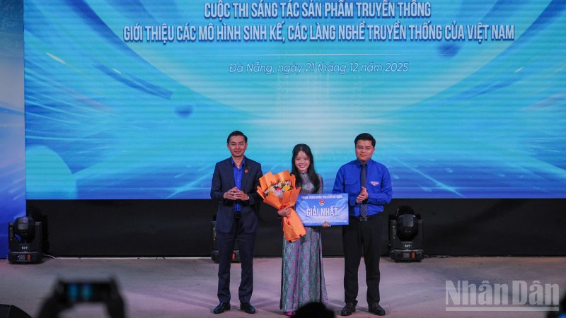 Đại diện nhóm tác giả Chi đoàn 22SLS, Trường Đại học Sư phạm-Đại học Đà Nẵng, nhận giải Nhất cuộc thi.