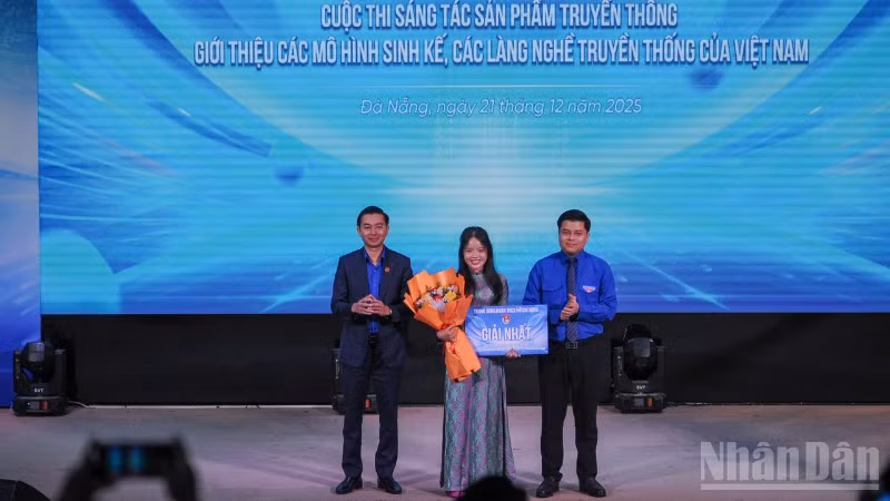 Đại diện nhóm tác giả Chi đoàn 22SLS, Trường Đại học Sư phạm-Đại học Đà Nẵng, nhận giải Nhất cuộc thi.