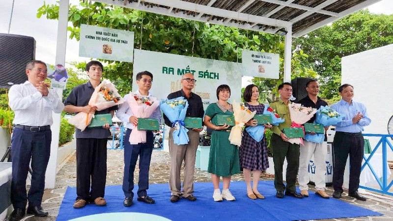 Đại diện lãnh đạo phường Sơn Trà tặng sách và hoa tri ân các tổ chức, đơn vị, cá nhân đóng góp cho cuốn sách.