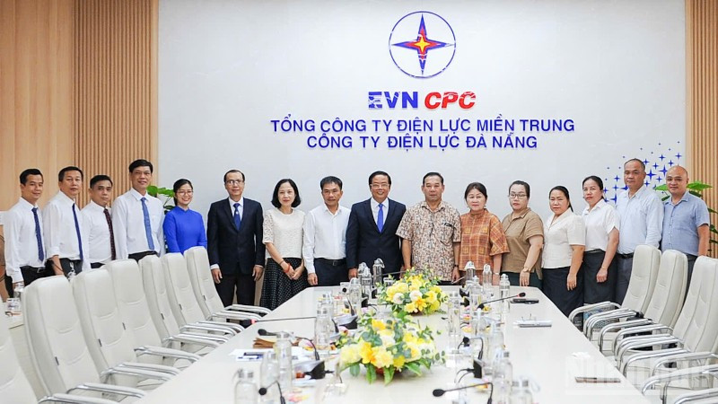 Đoàn công tác Báo Pasaxon chụp hình lưu niệm cùng Công ty Điện lực Đà Nẵng.