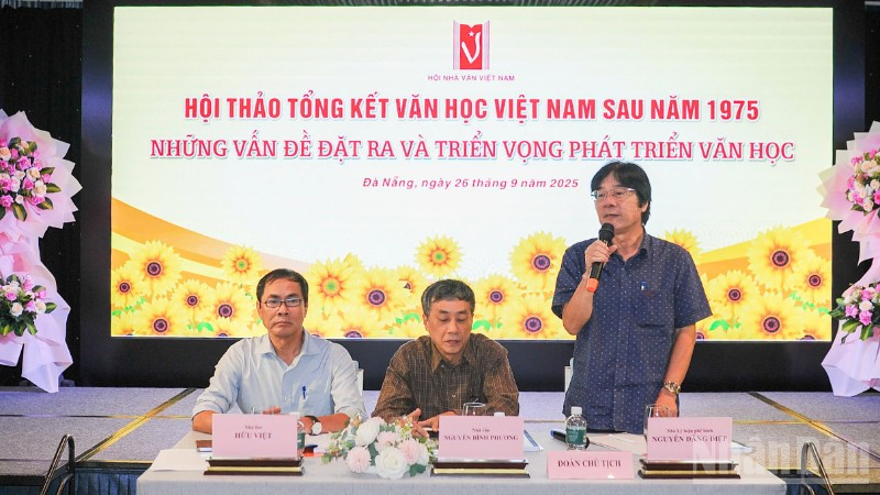 Đoàn chủ tịch điều hành Hội thảo.