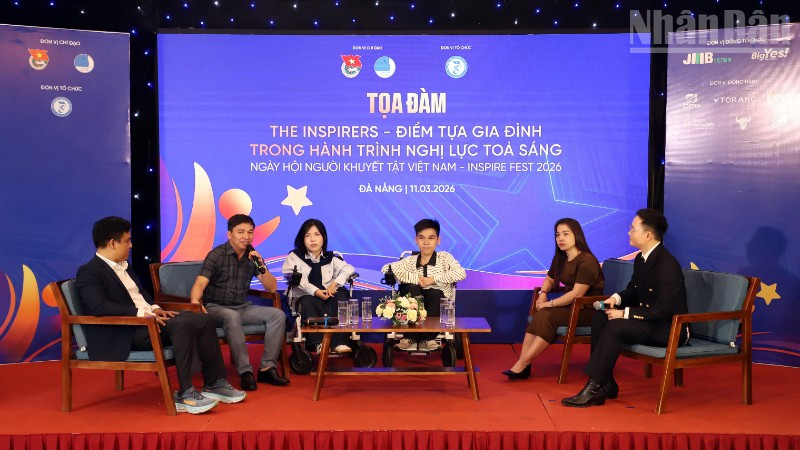Tọa đàm “The Inspirers – Điểm tựa gia đình trong hành trình nghị lực tỏa sáng” tại chương trình.