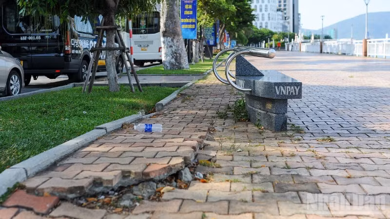 Một đoạn vỉa hè đường Bạch Đằng bong tróc, xuống cấp, gây mất mỹ quan đô thị.