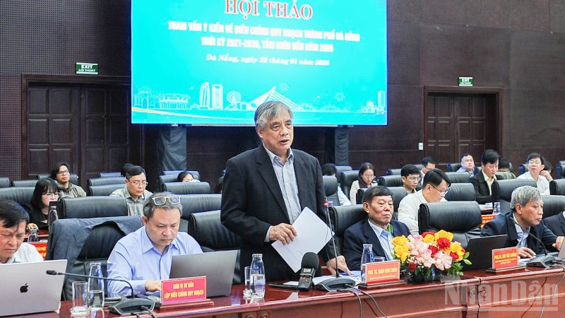 Phó Giáo sư, Tiến sĩ Trần Đình Thiên - nguyên Viện trưởng Viện Kinh tế Việt Nam, phát biểu tham luận tại hội thảo.