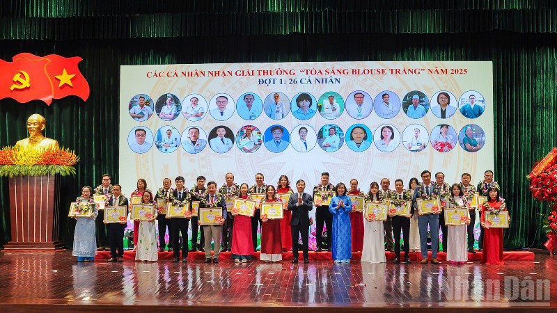 Các cá nhân nhận giải thưởng “Tỏa sáng Blouse trắng” năm 2025