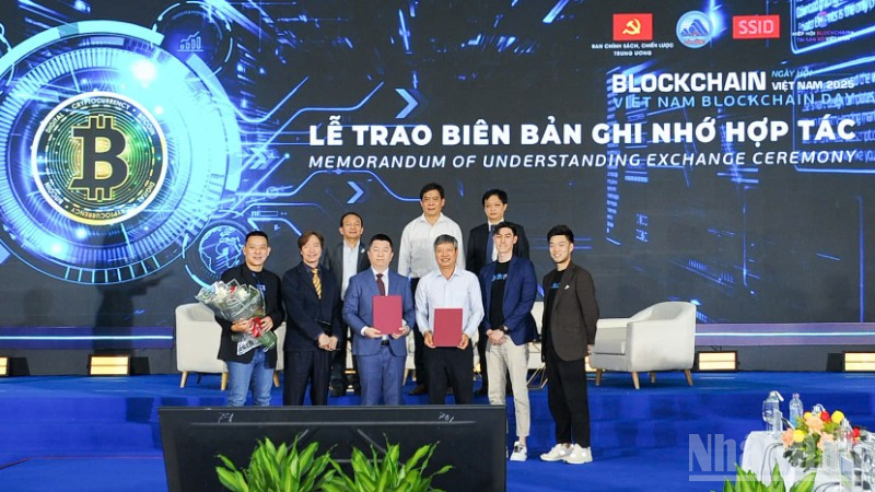 Lễ trao các bản ghi nhớ hợp tác trong lĩnh vực Blockchain giữa thành phố Đà Nẵng và các đối tác.