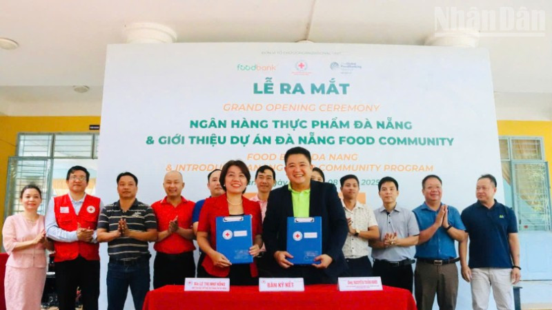 Đại diện Hội Chữ thập đỏ thành phố Đà Nẵng và Food Bank ký kết chương trình hợp tác.