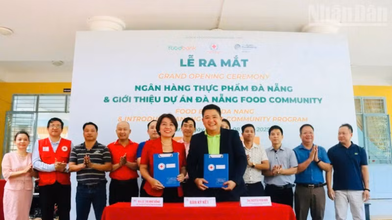 Đại diện Hội Chữ thập đỏ thành phố Đà Nẵng và Food Bank ký kết chương trình hợp tác.