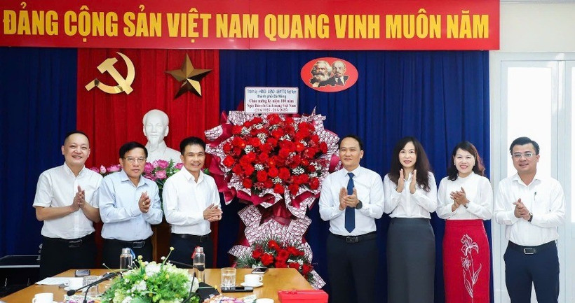 Phó Bí thư Thường trực Thành ủy Nguyễn Đình Vĩnh thay mặt Thành ủy, Hội đồng nhân dân, Ủy ban nhân dân, Ủy ban Mặt trận Tổ quốc Việt Nam thành phố Đà Nẵng tặng hoa chúc mừng.