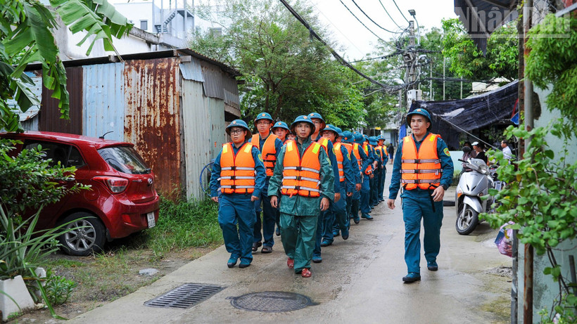 Lực lượng dân quân tự vệ Ban Chỉ huy Quân sự phường Thanh Khê (thành phố Đà Nẵng) ra quân giúp người dân khu vực Khe Cạn phòng, chống bão số 12.